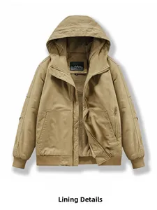 Detail der khakifarbenen Herrenjacke mit dickem weißem Fleecefutter und Etikett