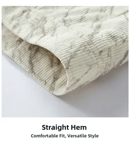 Detailaufnahme des geraden Saums der Cordjacke mit hochwertiger Stoffstruktur