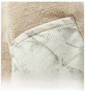 Detailaufnahme der Innentasche mit marmoriertem Cord und warmem Sherpa-Futter