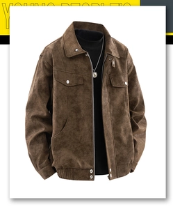 Détail d'une veste en daim marron avec fermeture éclair métallique et poches poitrine