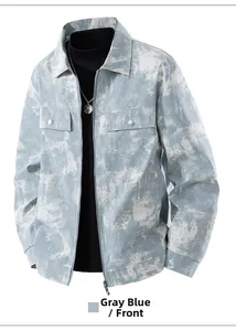 Vista frontale della giacca grigio-azzurra con colletto a rever, zip in metallo e tasche cargo