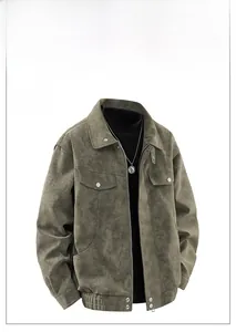 Détail d'une veste en daim vert haricot avec poches cargo et fermeture éclair argentée