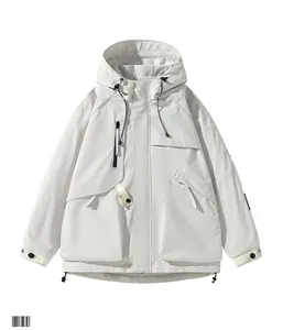 Dettaglio della giacca utility bianco crema con tasche funzionali e coulisse antivento