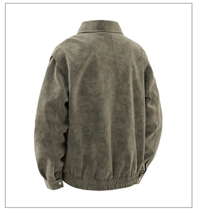 Vue arrière d'un blouson aviateur en similicuir vert olive avec ourlet élastique et boutons