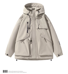 Dettaglio della giacca utility kaki con coulisse sul cappuccio e tasche con zip laterali