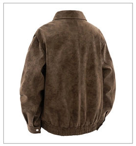 Détail de la veste aviateur vintage en similicuir marron avec ourlet côtelé et couture dos