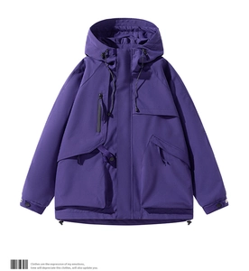 Dettaglio della giacca con cappuccio viola scuro con tasche utility e coulisse regolabili