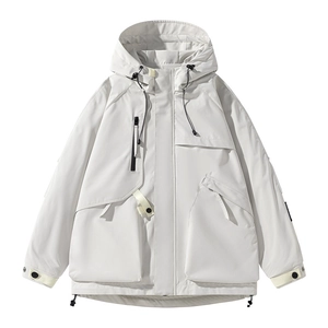 Hellgraue Vintage Kapuzen-Arbeitsjacke mit praktischen Taschen auf weißem Hintergrund