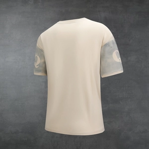 Λεπτομέρεια μανίκι μπεζ t-shirt με γκρι tie-dye λωρίδα και καλλιτεχνικό γράμμα Q