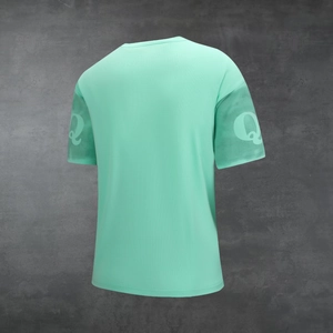 Λεπτομέρεια πίσω όψης αθλητικού T-shirt σε μέντα χρώμα με ύφασμα που αναπνέει και λογότυπο Q