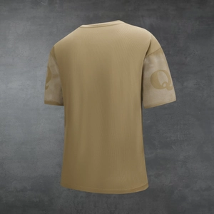 Λεπτομερής πίσω όψη χακί T-shirt με διχτυωτό μανίκι και έντονο τύπωμα Q στο μανίκι