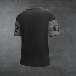Λεπτομέρεια μαύρου T-shirt με γκρι μανίκι με υφή βράχου και καλλιτεχνικό γράμμα Q στο μανίκι