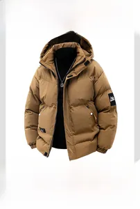 Détail de la parka d'hiver kaki avec écusson logo sur la manche et capuche noire