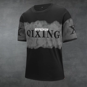 Ανδρικό μαύρο T-shirt με γκρι tie-dye λωρίδα και το λογότυπο BOYFASHION στο στήθος