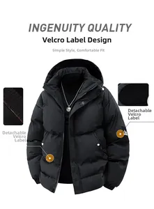 Détail d'une parka d'hiver avec écussons velcro amovibles sur la manche et tissu coupe-vent