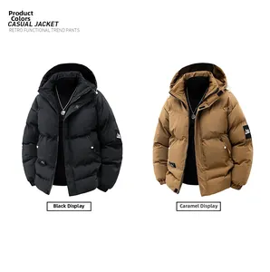 Détail de la parka matelassée à capuche noire et caramel avec logo sur la manche
