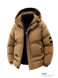 Détail de la texture du parka marron à capuche et écusson DESIGNE sur la manche
