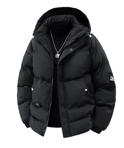 Détail de la manche de parka noire avec écusson logo et tissu matelassé de haute qualité