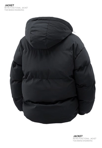Vue détaillée d'une parka noire à capuche avec texture velours côtelé et style rétro