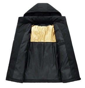 Détail de la parka d'hiver noire avec doublure thermique dorée en nid d'abeille
