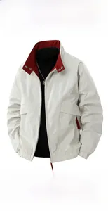 Dettaglio della giacca antivento con collo alto in beige e fodera interna bordeaux