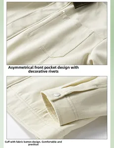 Dettaglio tasca asimmetrica con borchie e polsini con bottoni su giacca in twill beige