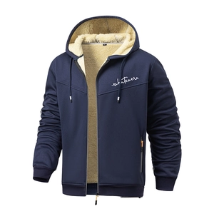 Dettaglio della felpa in pile blu scuro con morbida fodera in lana d'agnello e zip in metallo