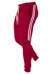 Vue détaillée du jogging en polaire bordeaux avec bandes latérales blanches et cordon
