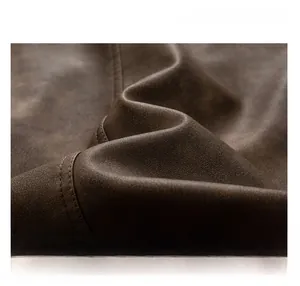 Dettaglio macro del tessuto in pelle tie-dye marrone scuro con trama in velluto neve
