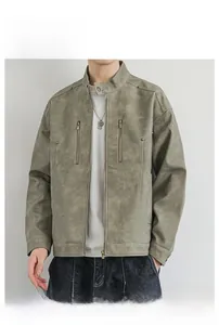 Dettaglio macro della giacca vintage in finta pelle con zip verticali e colletto alla coreana