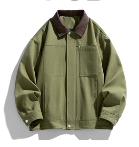 Dettaglio della giacca verde oliva con colletto marrone a contrasto e tasche stile utility
