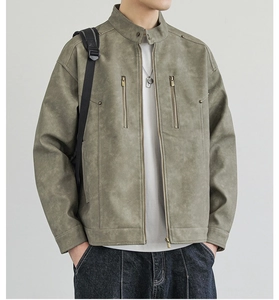 Dettaglio della giacca da uomo in finta pelle scamosciata oliva con zip metalliche