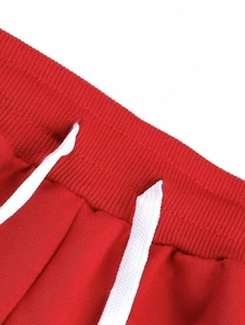Détail du jogging rouge avec taille élastique et cordon de serrage blanc pour homme