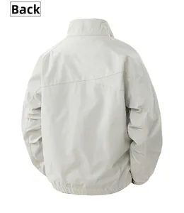 Vista posteriore di una giacca casual beige antivento con colletto dritto e polsini elastici
