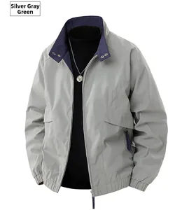 Dettaglio della giacca casual verde grigio argento con collo alto e zip metallica