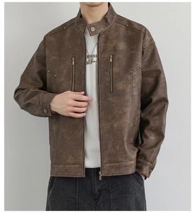 Dettaglio del colletto e della cerniera metallica della giacca in pelle marrone vintage