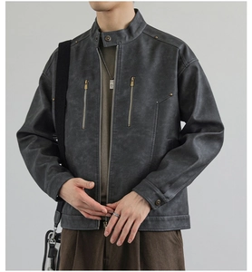 Dettaglio della giacca biker in ecopelle grigia vintage con tasche verticali con zip