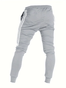 Vue détaillée du jogging gris en tricot avec bandes latérales blanches et bords-côtes