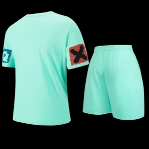 Vue détaillée du tissu mesh respirant vert menthe sur le dos de l'ensemble de sport