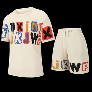 Gros plan sur un tissu mesh léger avec imprimé lettres graffiti sur l'ensemble sport