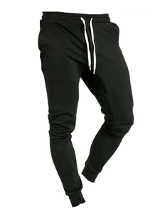 Détail du jogging slim homme avec taille élastique, cordon blanc et chevilles côtelées
