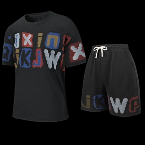 Détail de l'ensemble de sport noir avec imprimés graffiti et short à cordon ajustable