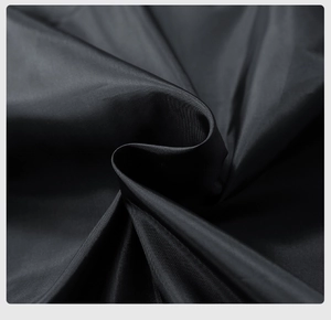 Dettaglio macro del tessuto nero impermeabile ad alta densità con finitura satin