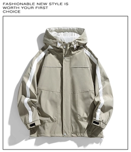 Detail der khaki winddichten Kapuzenjacke mit weißen Streifen am Ärmel und Utility-Taschen