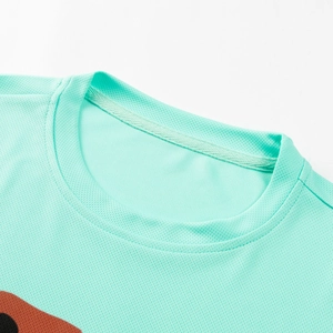Vue macro détaillée du tissu en mesh polyester vert menthe sur un t-shirt col rond