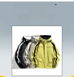 Drei Herren-Outdoorjacken in Gelb, Khaki und Schwarz mit Kapuze und Kontraststreifen
