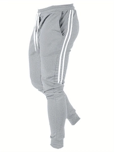 Détail du jogging gris avec taille élastique, cordon blanc et rayures latérales