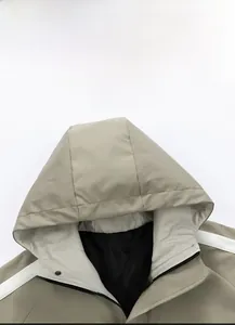 Detailansicht der khakifarbenen Outdoorjacke mit Stehkragen, Kapuze und Reißverschluss