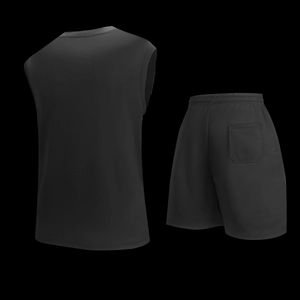 Dettaglio del set sportivo in mesh nero con canotta e tasca posteriore dei pantaloncini