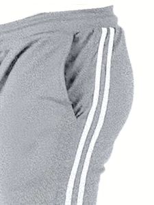 Détail d'un jogging gris avec deux bandes latérales blanches et une poche latérale